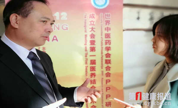 接受采访.jpg