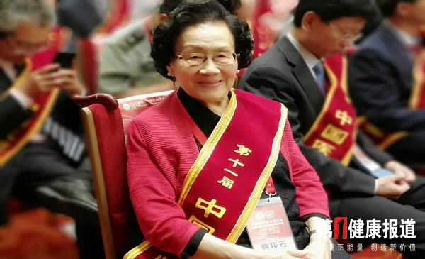 第十一届“中国医师奖”颁奖年龄最大者97岁