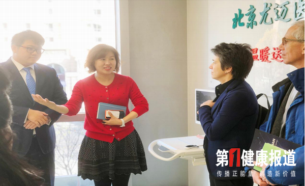美国媒体团再度采访尤迈慈善基金会健康扶贫项目