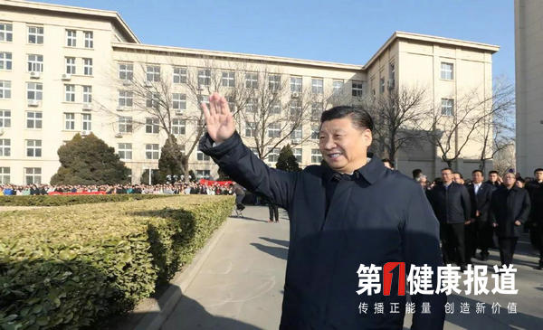 只有把小我融入大我 才会有海一样的胸怀 山一样的崇高