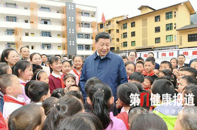 习近平重庆考察小学 谈教育说食安(图文)