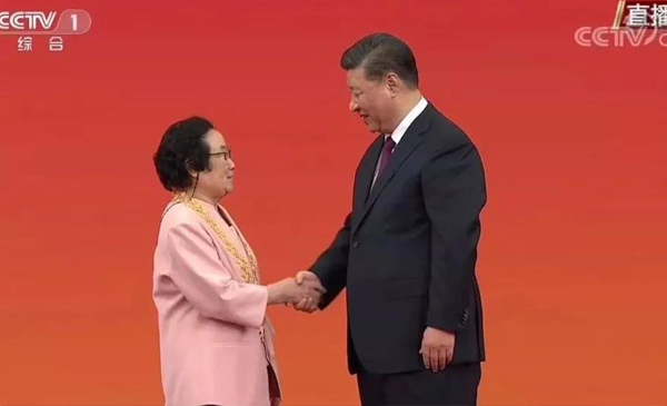 习近平向屠呦呦颁授“共和国勋章”