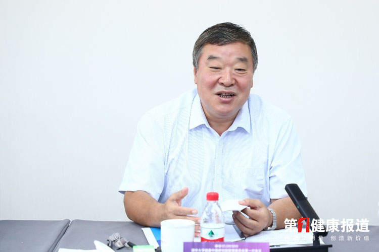 梁万年1.jpg