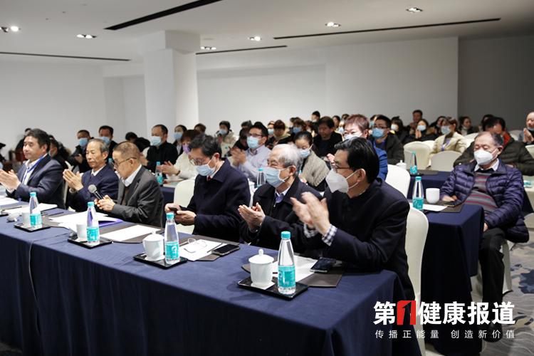 夏登杰分会长2021的总结报告有血有肉有情怀.jpg