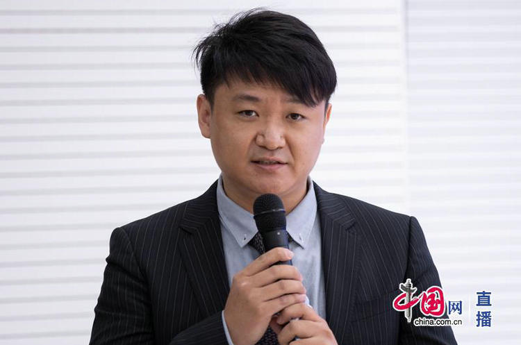 我是男护士长赵路，我们与女护士工作互补