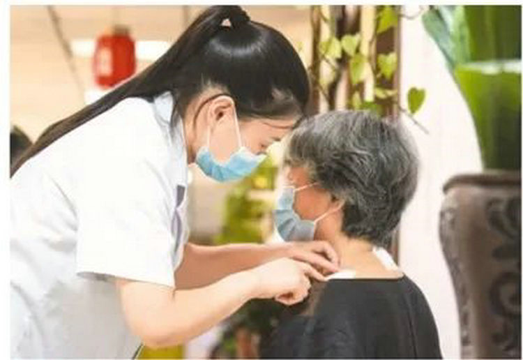 人民日报海外版：提质增效，中医药发展驶入快车道