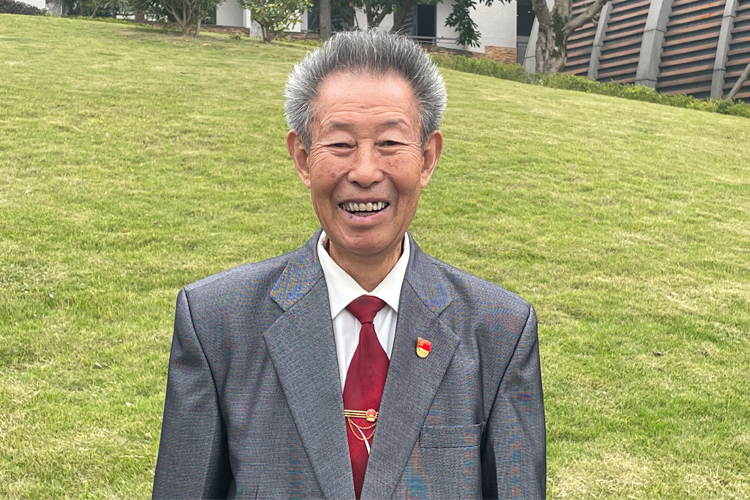 邓国熙荣获健康老人功勋奖
