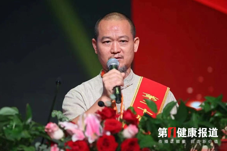 庄岸雄承习君臣佐使秘方传播文化自信获颁健康宣传大使