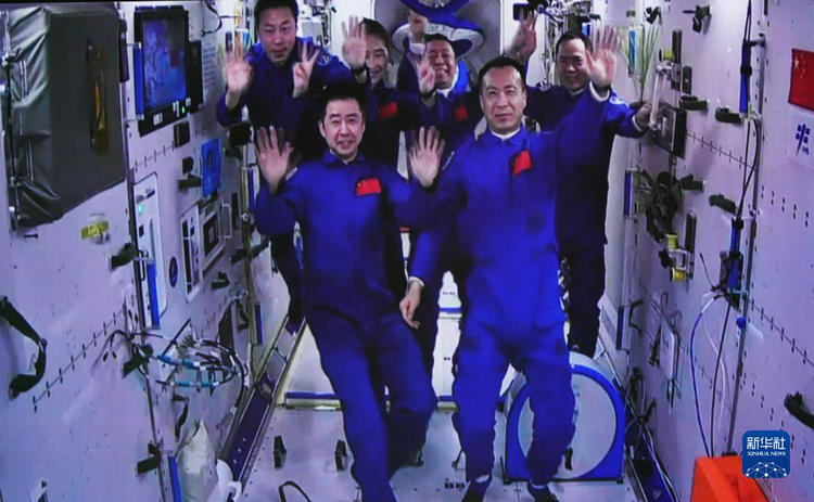 两个航天员乘组太空“胜利会师”