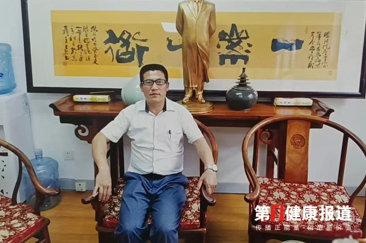 邱秀纪40年诊疗获颁健康宣传大使