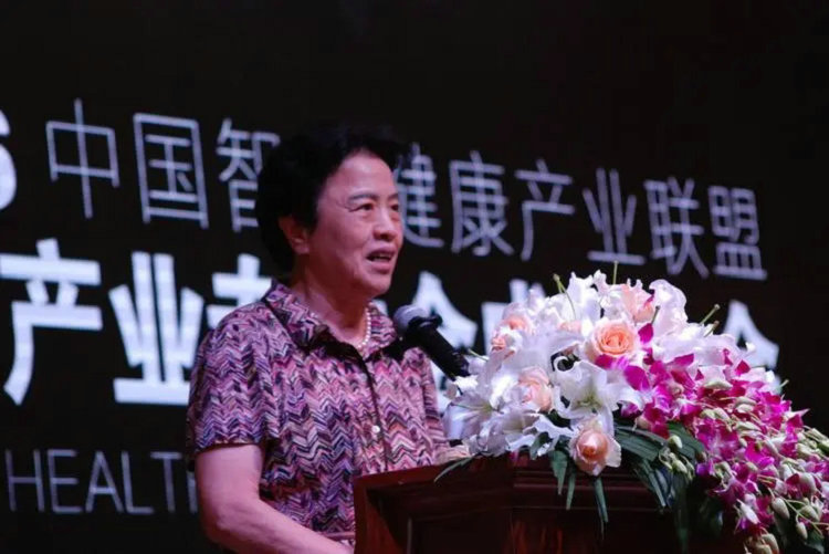 原卫生部副部长何界生喜获健康老人功勋荣誉称号