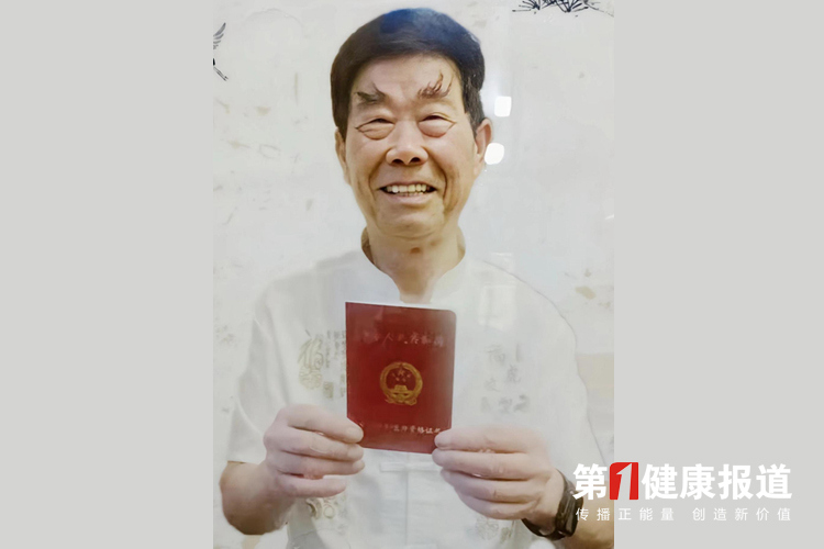 夏陆富以粮油百草蔬为原料治疗显著获颁健康宣传大使