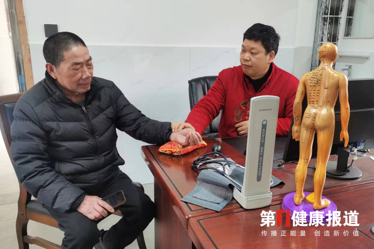 彭小光沿袭民间中医特色手法获颁健康宣传大使