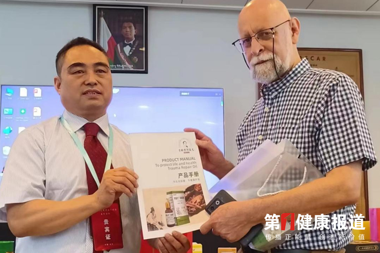 王水龙研制中药组方救治患者万余例获颁健康宣传大使