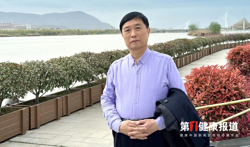 王英多年多形式做公益获颁健康宣传大使