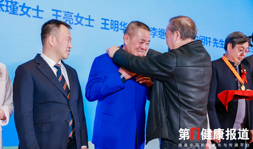 释延豹获颁第一健康报道健康卫士勋章 徐友心颁发