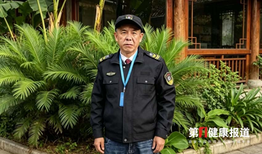纳西族名医杨晏林退休不忘初心获颁健康宣传大使