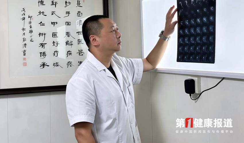 邱豫东独创“古法复位+个性化理疗”手段获颁健康宣传大使